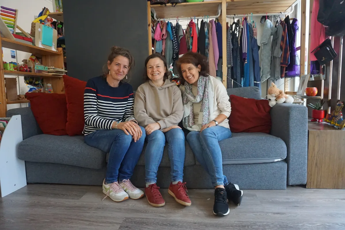 Drei Frauen auf Sofa